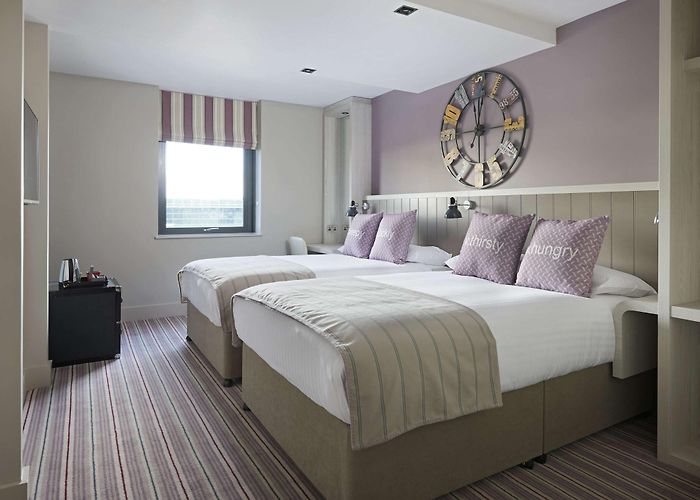 Village Hotel - A Quiet Hotel Perfect for Readers in Edinburgh